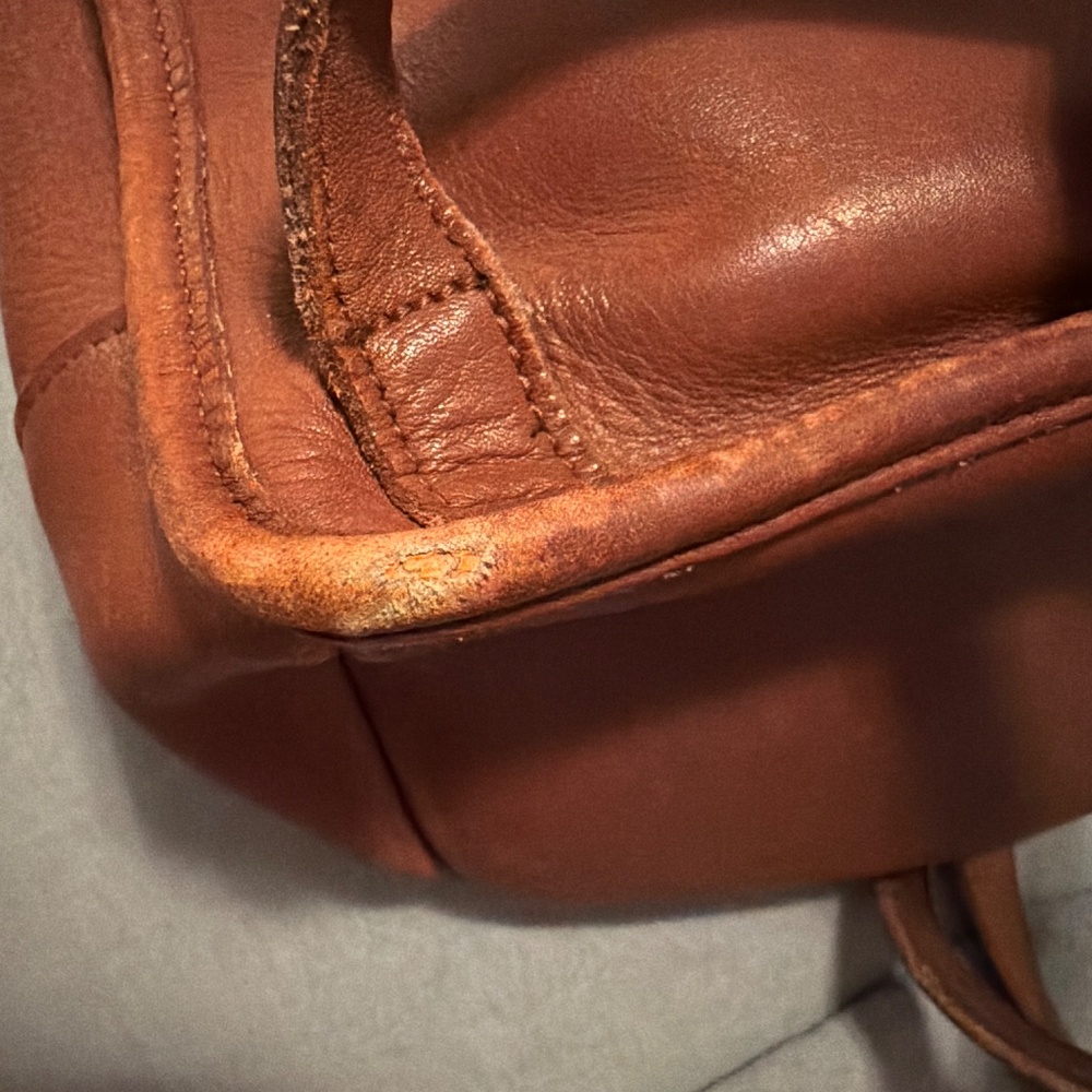 Well loved medium vintage Coach daypack turn lock in tan - Picture 9 of 10